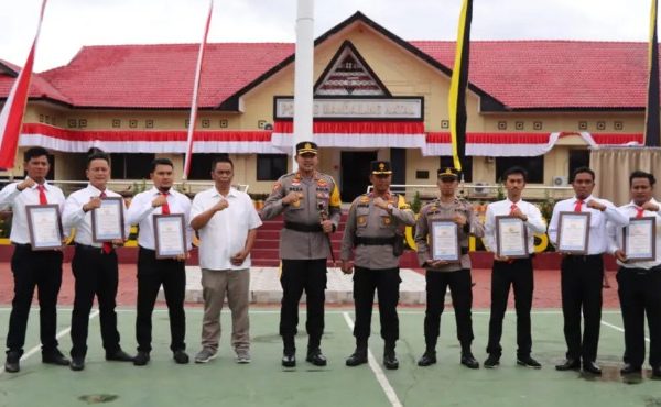 berhasil ungkap kasus penembakan di tambangan kapolda madina beri penghargaan kepada personel 48637