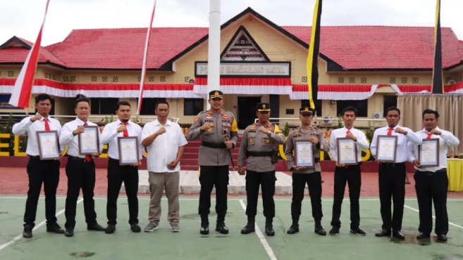berhasil ungkap kasus penembakan di tambangan kapolda madina beri penghargaan kepada personel 48637