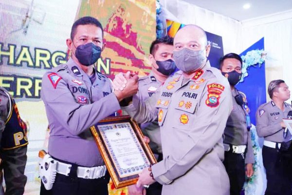 berhasil ungkap kasus perjudian kapolda sumbar anugerahi penghargaan kepada 6 personel 50042 1