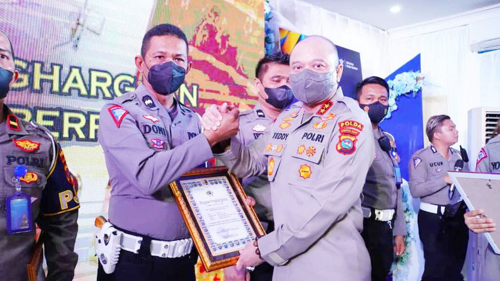 berhasil ungkap kasus perjudian kapolda sumbar anugerahi penghargaan kepada 6 personel 50042 1