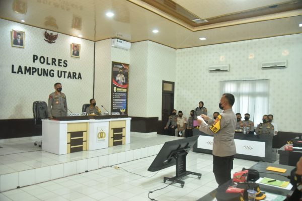 beri arahan di polres lampung utara kapolda tingkatkan kepercayaan masyarakat jadilah polisi yang humanis dan selalu berada di tengah masyarakat 49227