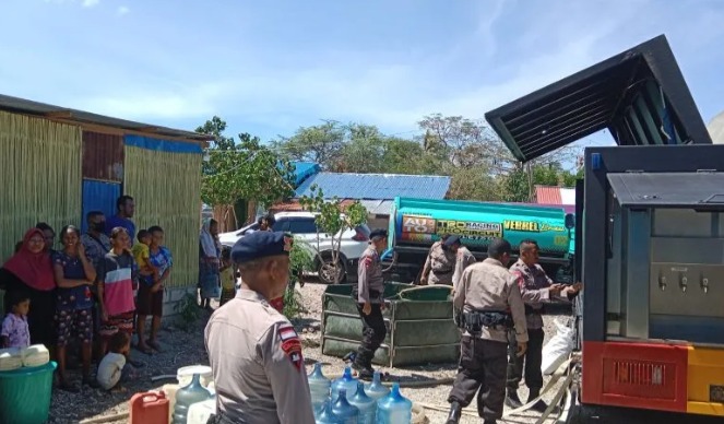 beri bantuan kepada masyarakat satbrimob polda ntt bagikan air bersih 49490