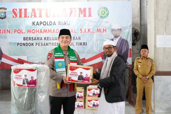 beri bantuan sosial dan donasi pembangunan pesantren kapolda riau silaturahmi ke pondok pesantren darul fikri 49381