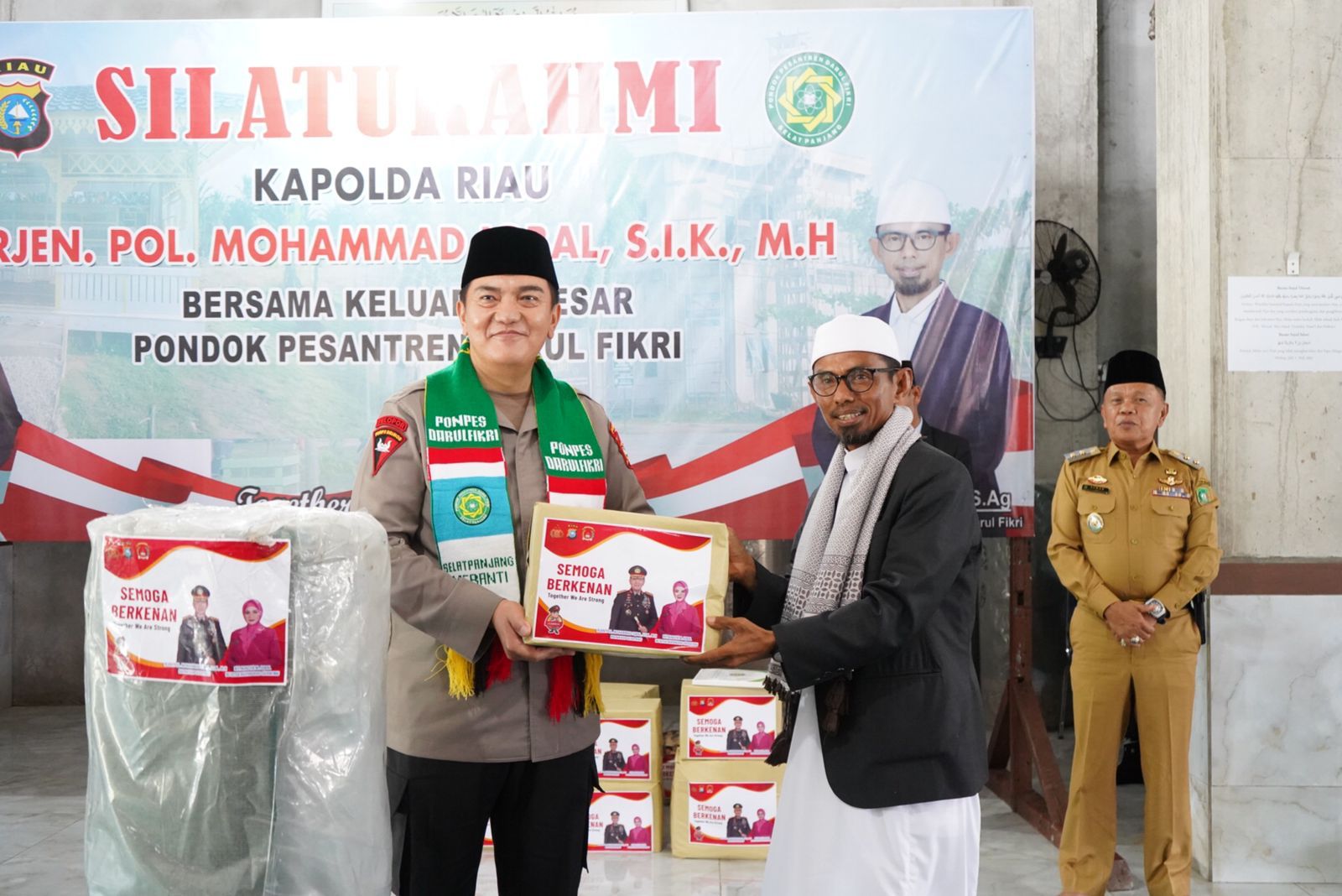 beri bantuan sosial dan donasi pembangunan pesantren kapolda riau silaturahmi ke pondok pesantren darul fikri 49381
