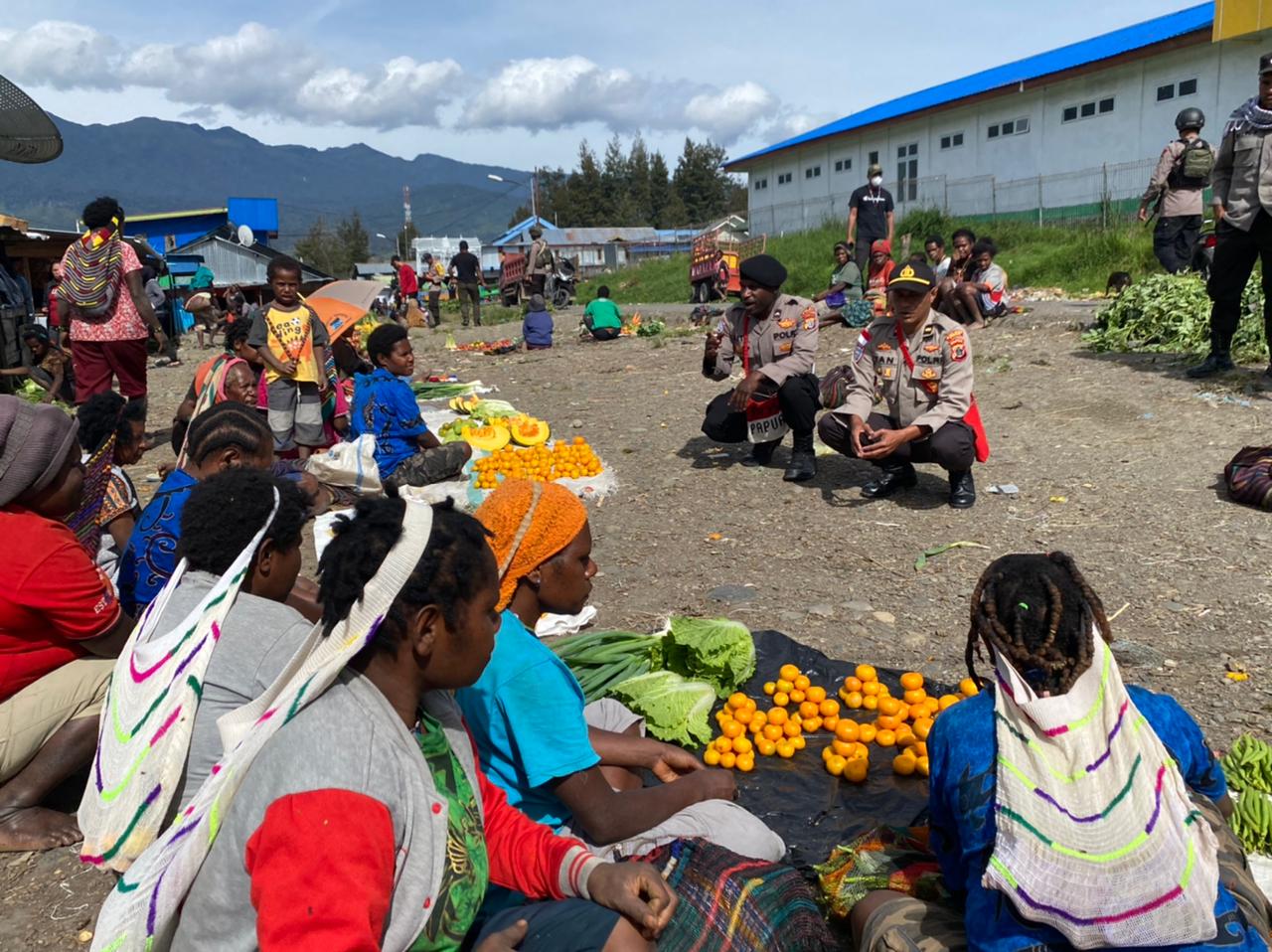 beri rasa aman dan nyaman binmas noken sambangi masyarakat 47631