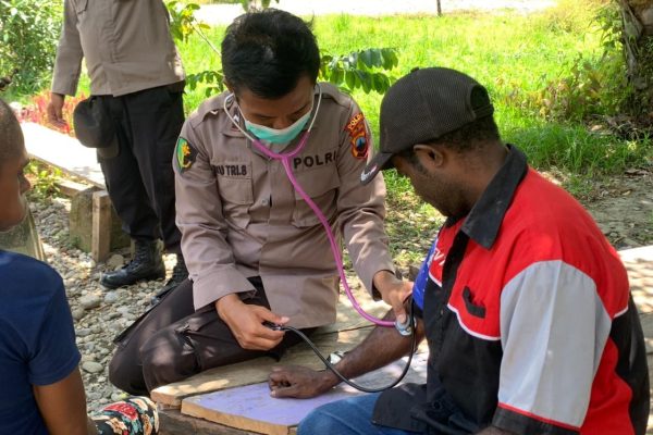 berikan pelayanan setulus hati satgas binmas tak henti hentinya berikan pelayanan kesehatan kepada masyarakat di yahukimo 46167