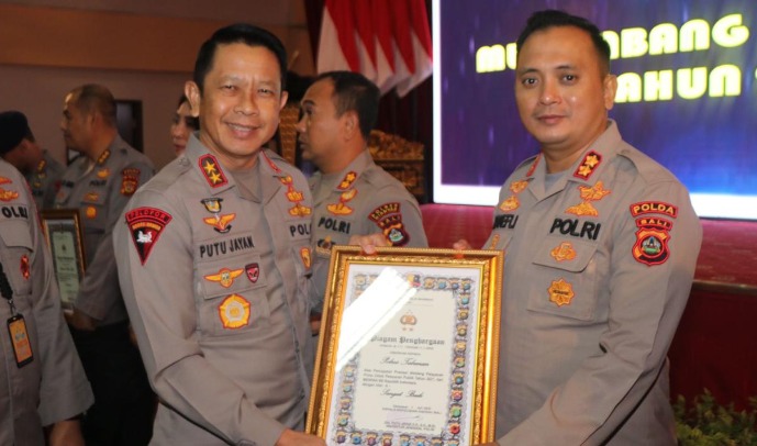 berprestasi di bidang pelayanan prima untuk pelayanan publik kapolda bali anugerahkan penghargaan kepada kapolres tabanan 48366