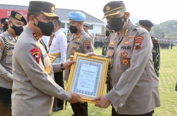 berprestasi kapolda jateng beri penghargaan kepada 9 satker dan 168 personel 49476