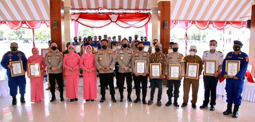 berpretasi di bidang polmas kapolda ntb anugerahi penghargaan kepada personel dan masyarakat 49346