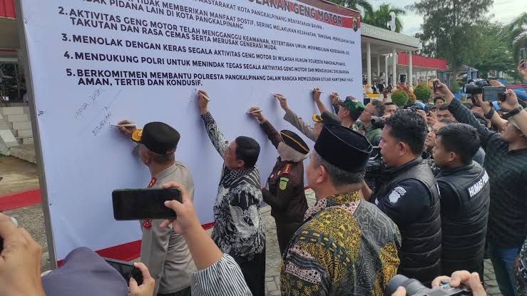 bersama grup geng motor kapolda babel pimpin gelar apel deklarasi pembubaran geng motor 83779 1