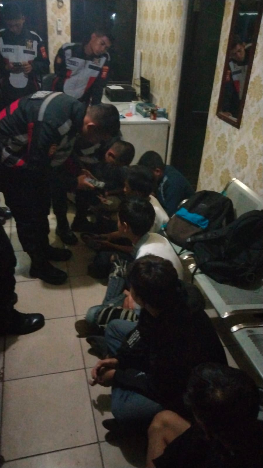 bersiap perang sarung dan balap liar tujuh pemuda diamankan 56060