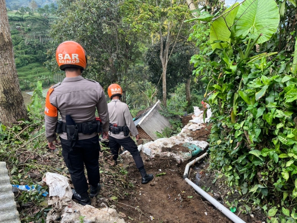 bersihkan longsor brimobda maluku kerahkan tim sar 48232