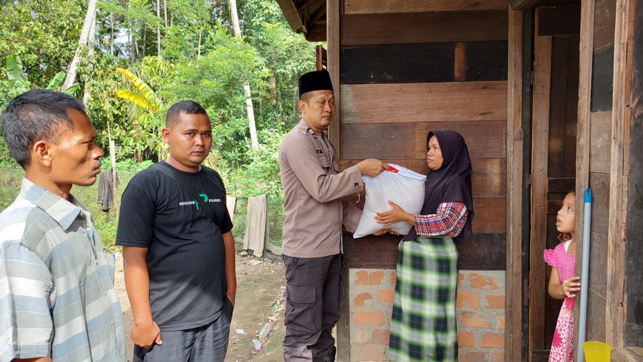 bhabinkamtibmas bantu keluarga korban tertimpa pohon sawit 49942