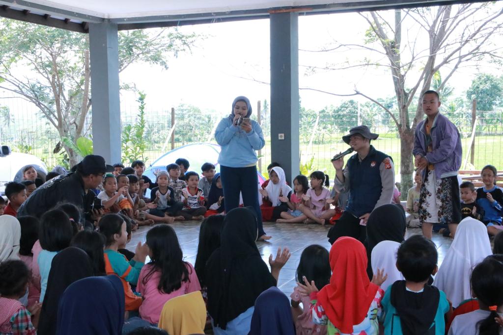 bhabinkamtibmas edukasi masyarakat cara melindungi diri dari gempa cianjur 52042 1