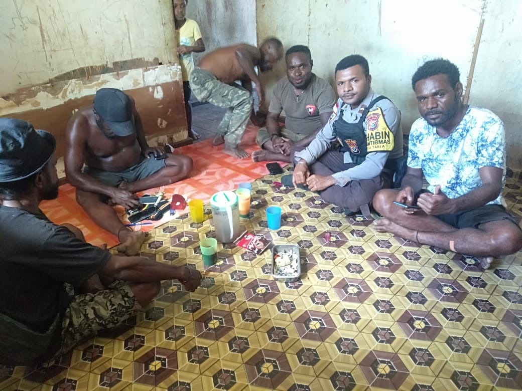 bhabinkamtibmas polres mamberamo tengah sambangi warga melalui program door to door sistem 67696