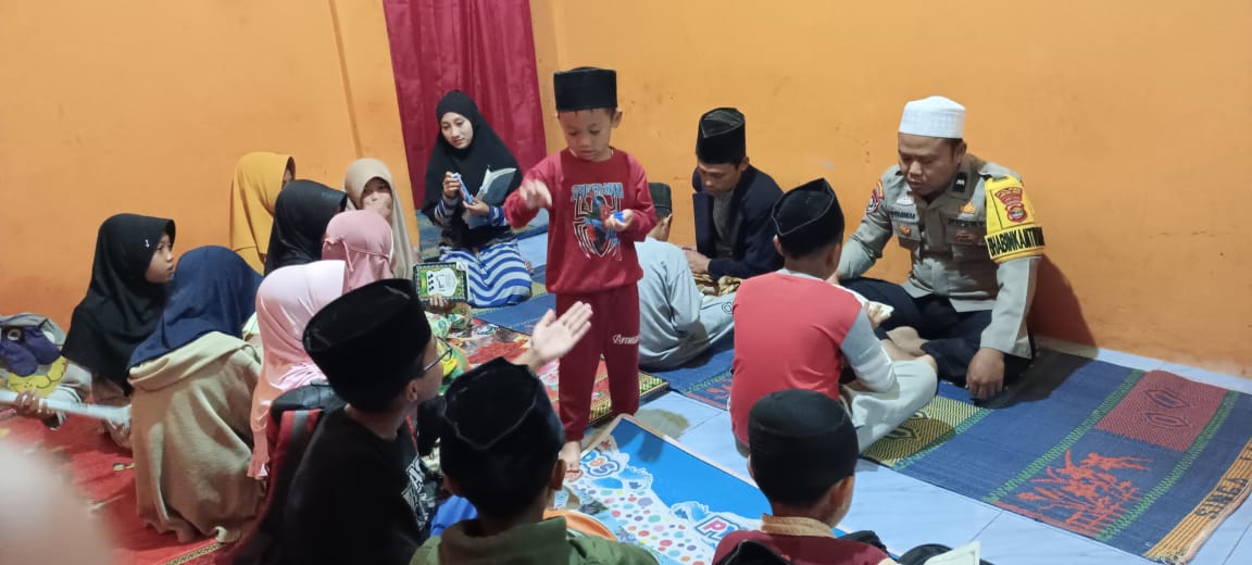 bhabinkamtibmas polsek sekincau menjadi guru ngaji bagi anak anak di desa binaannya 59501