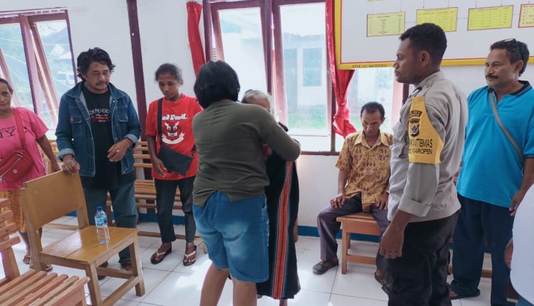 bhabinkamtibmas waropen laksanakan problem solving di kampung binaannya 52233