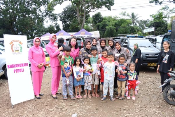 bhayangkari bogor beri bantuan kemanusiaan bagi warga terdampak gempa cianjur 51988