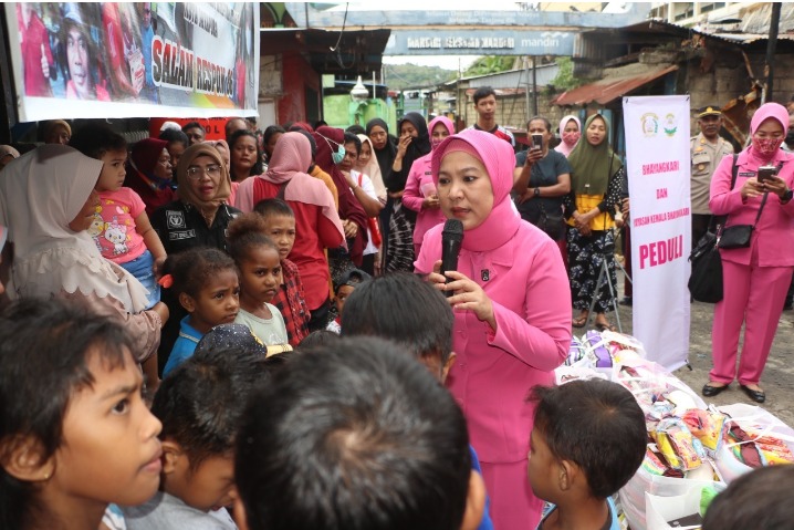 bhayangkari polda papua beri bantuan korban kebakaran 51531