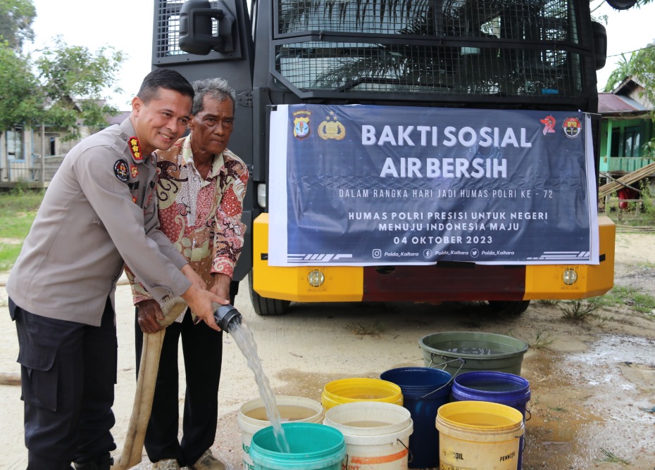 bidhumas polda kaltara melaksanakan bansos air bersih kepada masyarakat desa apung 64406 1