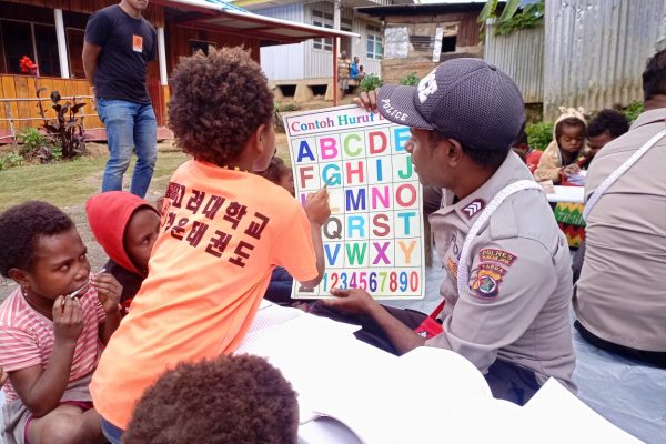 binmas noken ajarkan membaca dan berhitung kepada anak anak di ilaga 49208