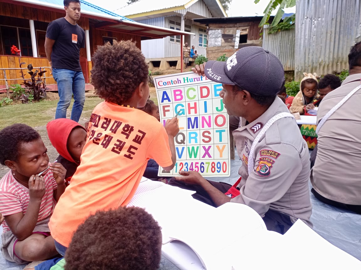 binmas noken ajarkan membaca dan berhitung kepada anak anak di ilaga 49208