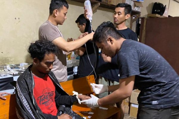 binmas noken damai cartenz 2022 peduli evakuasi warga yang sakit ke kantor polisi 48953