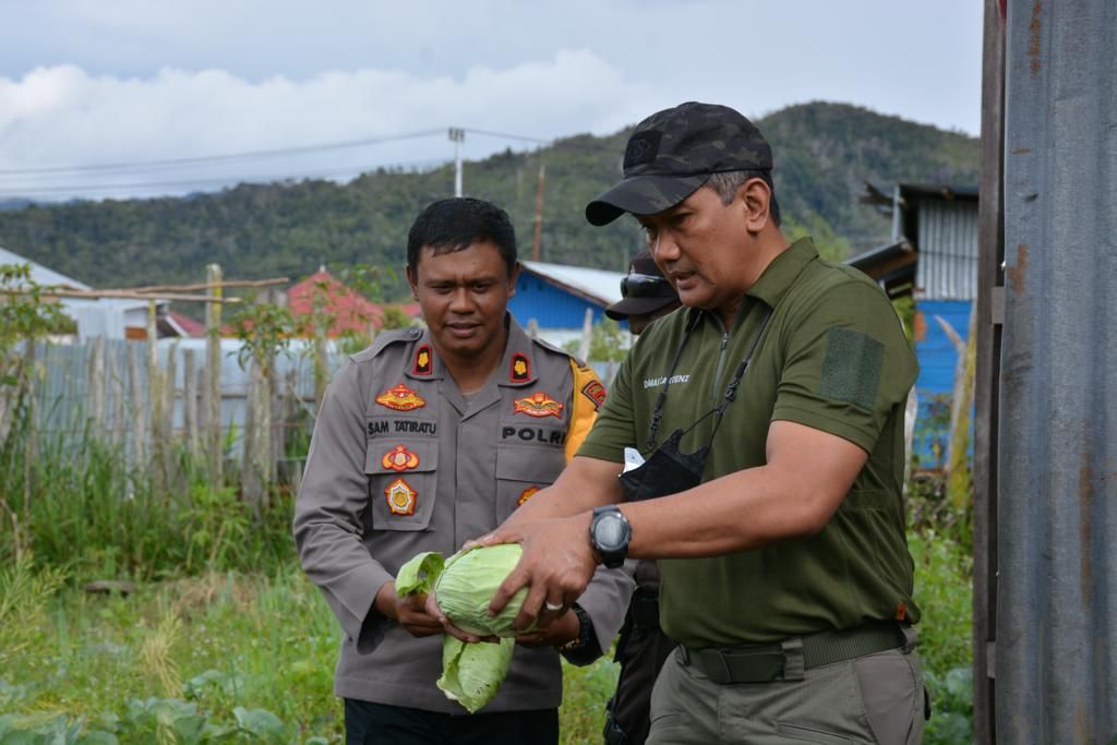 binmas noken polri lakukan program kasuari turun langsung panen sayur di kebun 49637 1