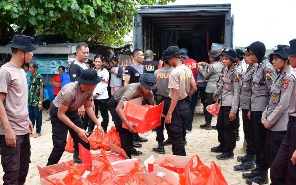 bintara remaja ditsamapta polda ntt gelar bakti sosial untuk korban banjir rob di tablolong 84399