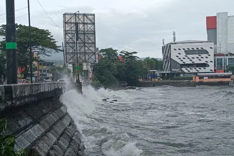bmkg meminta kepada masyarakat waspadai gelombang 25 meter perairan di sulut 61027