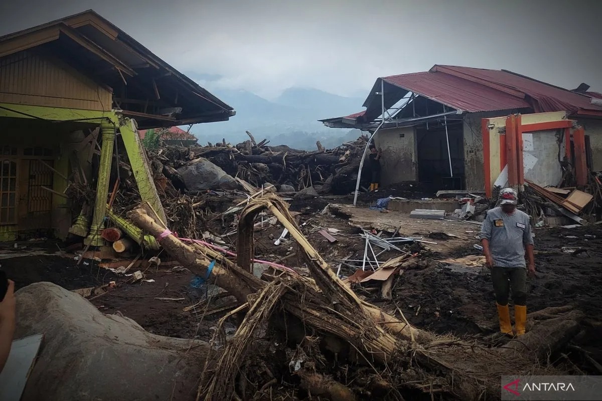 bnpb 335 unit rumah baru tahan bencana disiapkan untuk korban banjir lahar dingin marapi 74315
