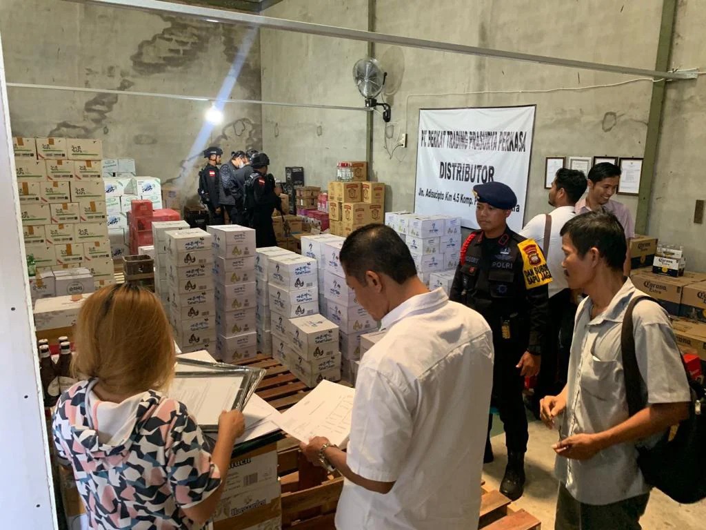 bongkar gudang di adi sucipto polisi amankan ratusan botol miras berbagai merek 56503
