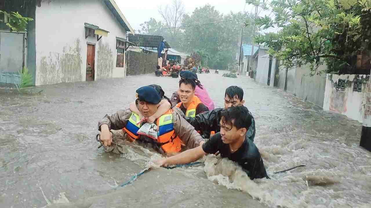 brimob gerak cepat evakuasi warga terjebak banjir 51655