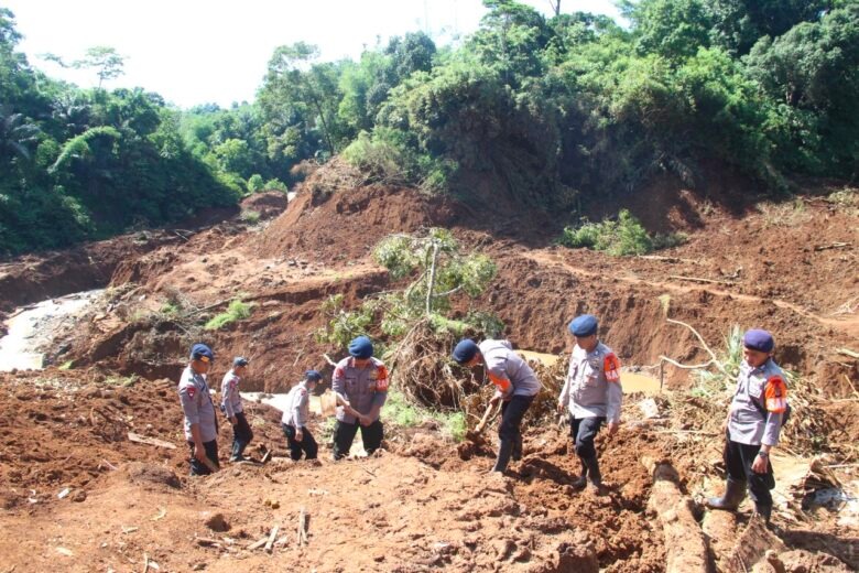 brimob polda jabar terus lakukan pencarian korban terdampak gempa cianjur 52077