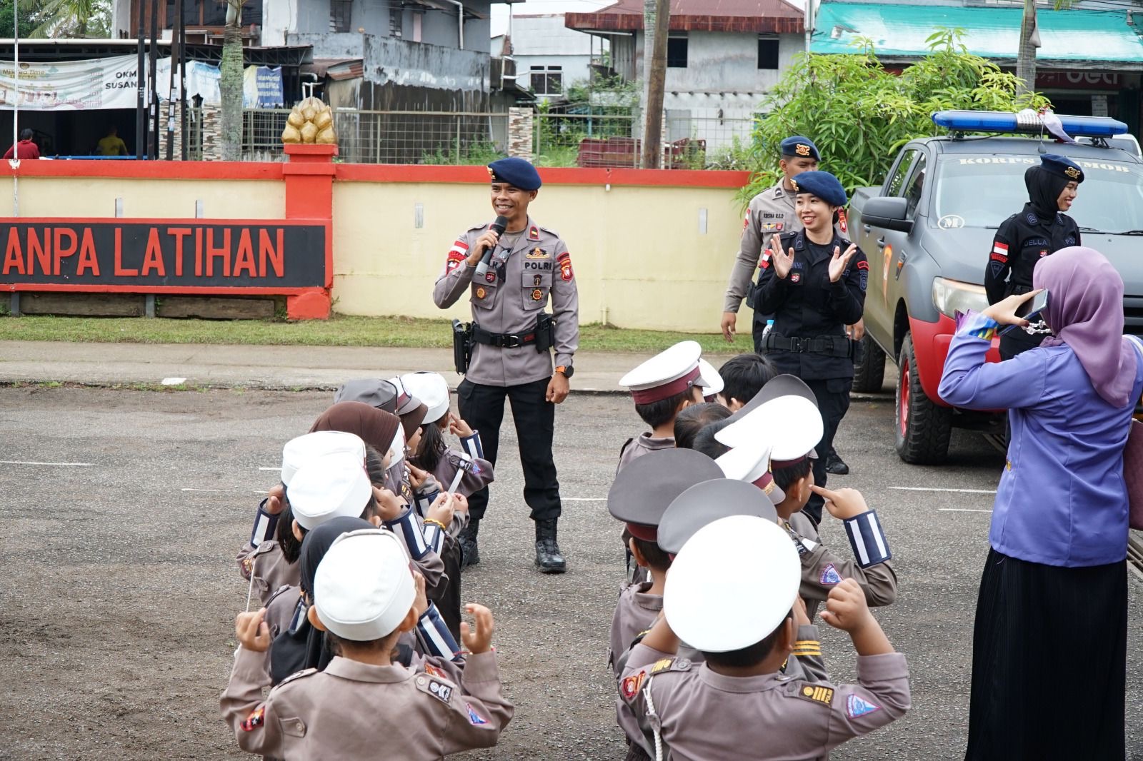 brimob polda kalbar menerima outing class siswa paud 83882