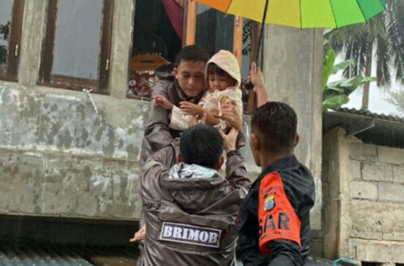 brimob polda sulut terjunkan 9 tim tanggulangi bencana banjir di manado 53846