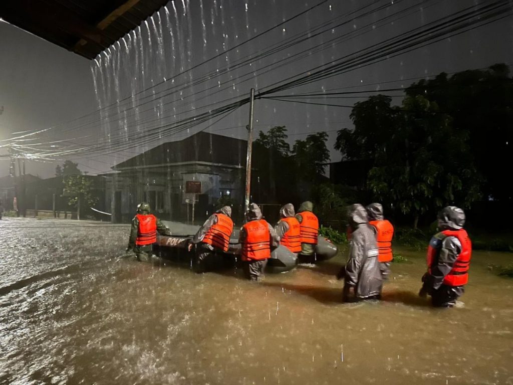 brimob polda sumbar bantu warga yang terdampak banjir di tanggul hitam 71113