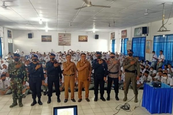 brimob polda sumut memberikan motivasi kepada pelajar untuk mewujudkan cita cita menjadi anggota polri 49711