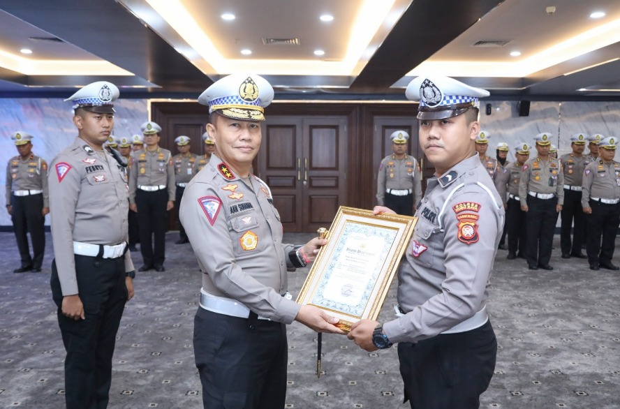 bripda novandro dapat penghargaan dari kakorlantas polri karena heroiknya 68667