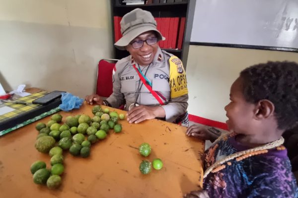 buah jeruk jadi sarana belajar berhitung oleh binmas noken intan jaya 49382