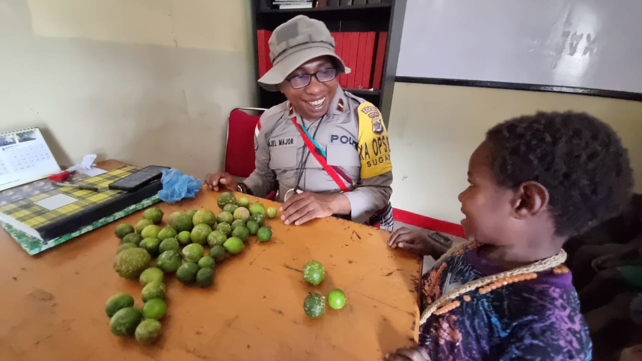 buah jeruk jadi sarana belajar berhitung oleh binmas noken intan jaya 49382