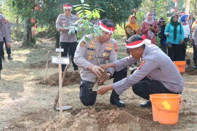 cegah perubahan iklim polda jateng tanam 1 050 pohon di gunungpati semarang 62470