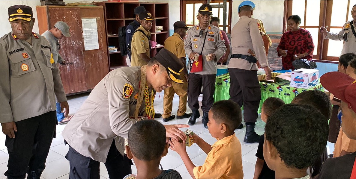 cegah stunting polri sosialisasi dan berikan makanan bergizi kepada pelajar di waropen 65165 1