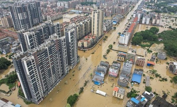 china dilanda banjir bandang puluhan ribu warga satu kota mengungsi 73136