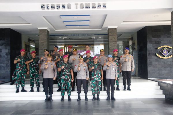 ciptakan kondusifitas wilayah perairan lampung kapolda tingkatkan soliditas dan sinergitas dengan brigif 4 marinir 49183