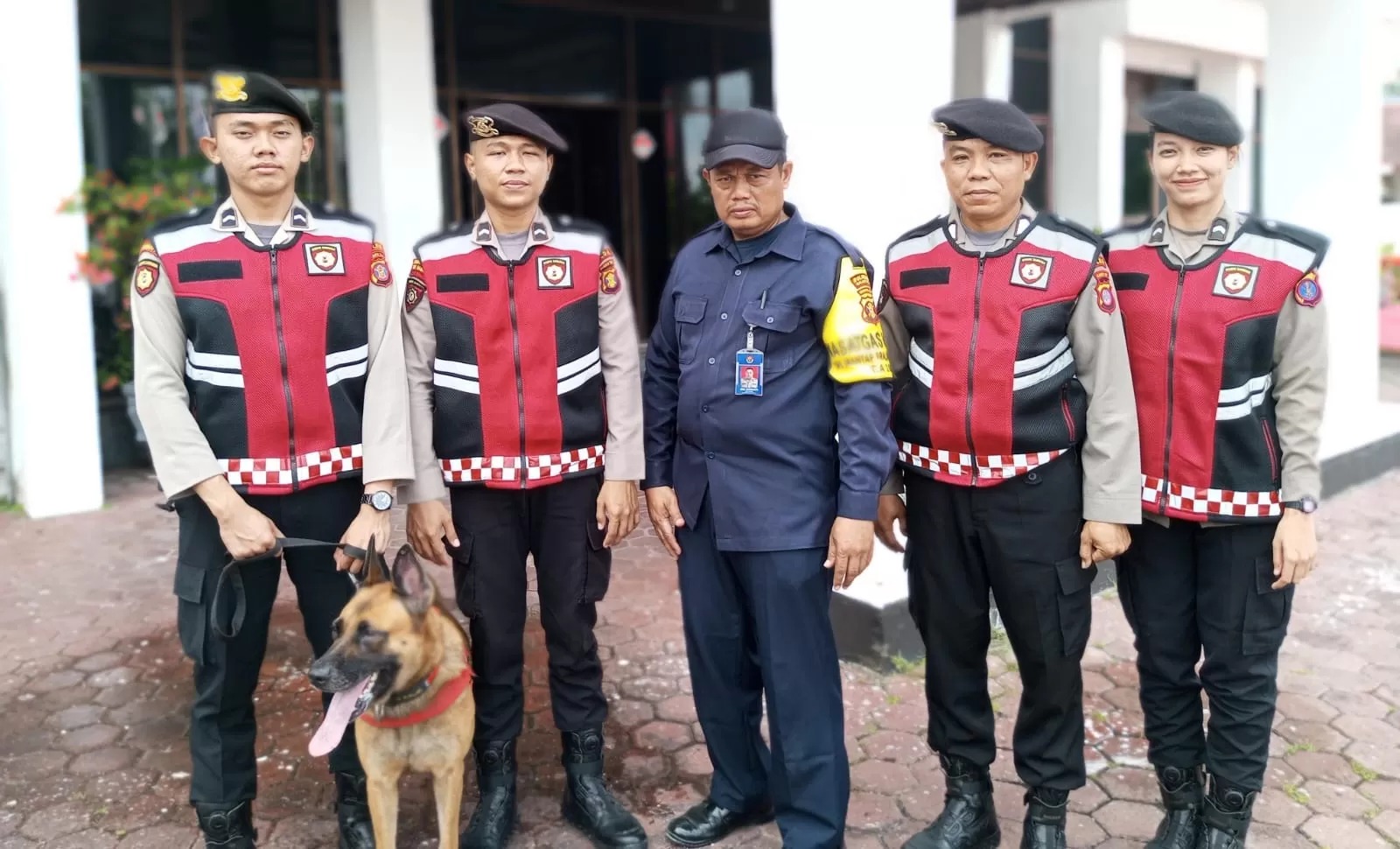 ciptakan pilkada 2024 aman dan damai polda kaltim bersama polresta balikpapan laksanakan patroli dan pengamanan di kantor kpu kota balikpapan 78983