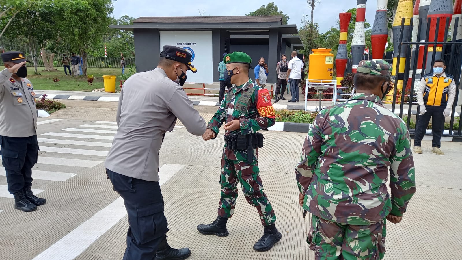 coordinating minister of politics law and human rights and minister of home affairs visit sota border crossing post of indonesia papua new guinea 42769