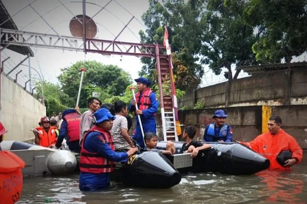 cuaca ekstrem bmkg tetapkan 12 wilayah berstatus siaga dan waspada 71387