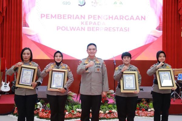 dalam acara syukuran hari jadi polwan ke 74 empat srikandi bhayangkara berprestasi terima penghargaan dari kapolda riau 49587