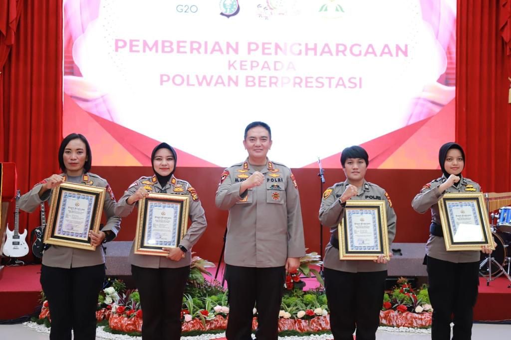 dalam acara syukuran hari jadi polwan ke 74 empat srikandi bhayangkara berprestasi terima penghargaan dari kapolda riau 49587